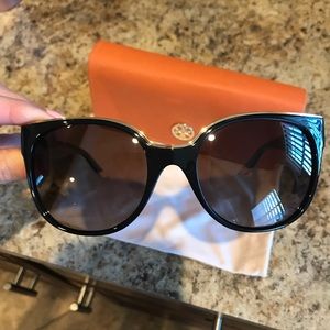 SOLD on Ⓜ️ Tory Burch polarized sunglasses